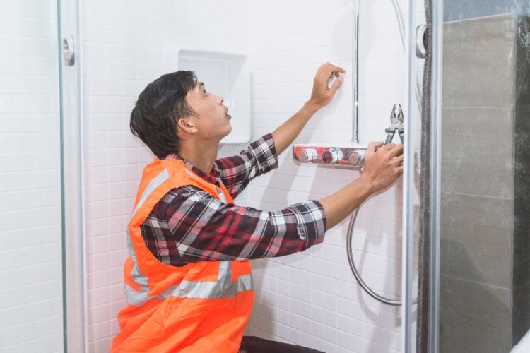 Les avantages de faire appel à des plombiers spécialisés pour la rénovation d’une salle de bains